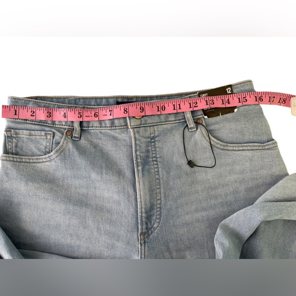 NWT Mom Jeans Curvy Supper Hi Rise Distressed Raw Hem Light washed  Size12 - Picture 16 of 16